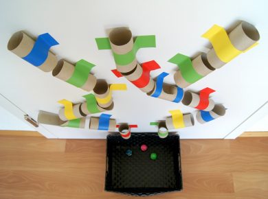 Kugelbahn aus Toilettenpapierrollen basteln: mit und für Kinder!